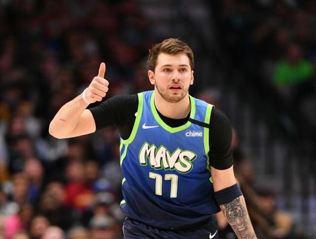 边后卫内收 边后卫内收